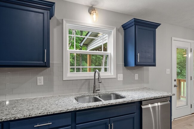 Building Photo - Pet Friendly Four Bedroom!