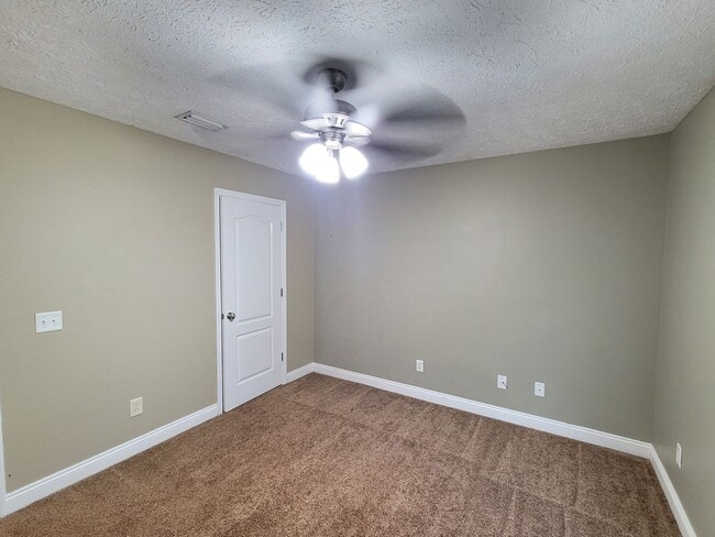 Building Photo - Cherokee Heights - 3 BR|2 BA w/ 2 Car Garage!