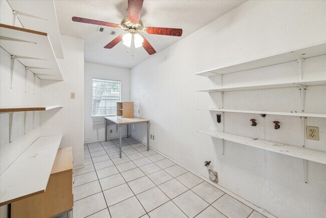 Building Photo - 5359 Little John Ln