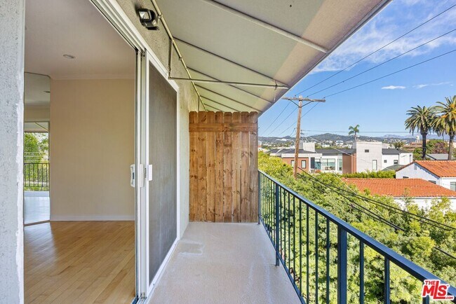 Building Photo - 532 N Rossmore Ave