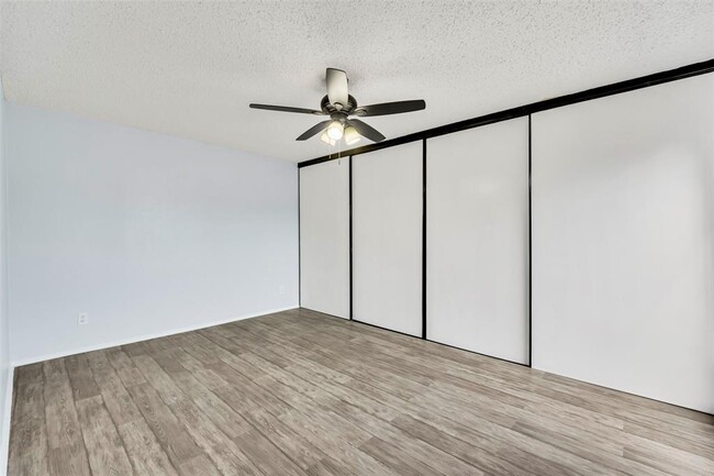 Building Photo - 8560 Park Ln