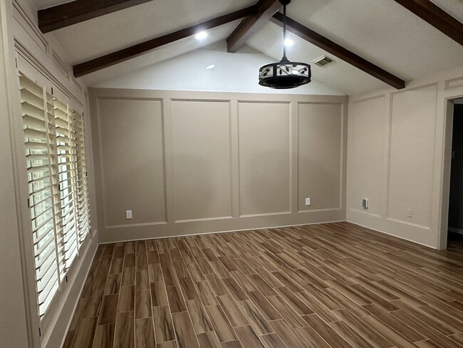 Large family room with gorgeous beams - 5122 Crystal Bay Dr