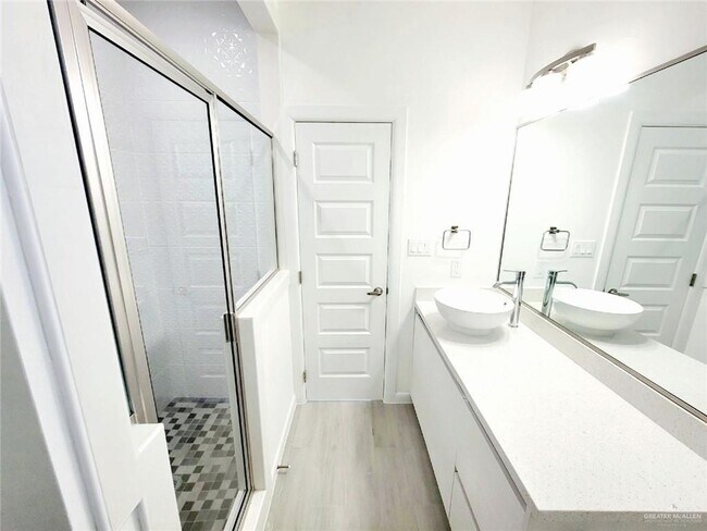 Building Photo - 17 South Dr