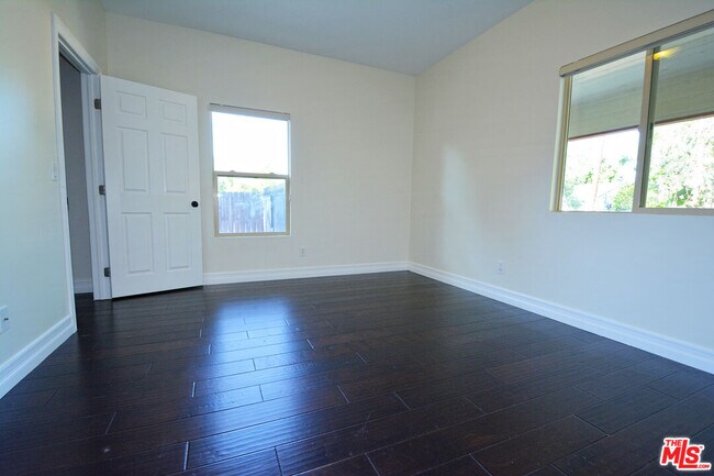Building Photo - 1093 Avoca Ave