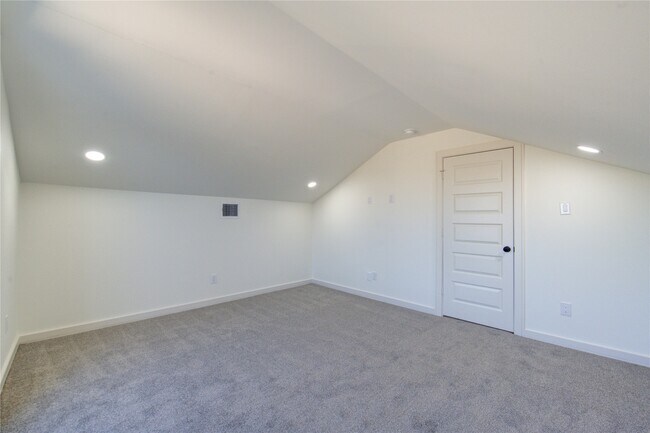 Building Photo - 2930 El Fenice Ln