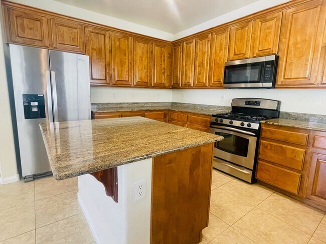 Building Photo - Newly Renovated 5 bd, 3 bth, Loft, w/ down...