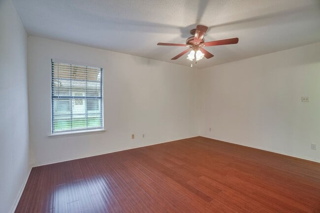 Building Photo - 506 E Palm Valley Blvd