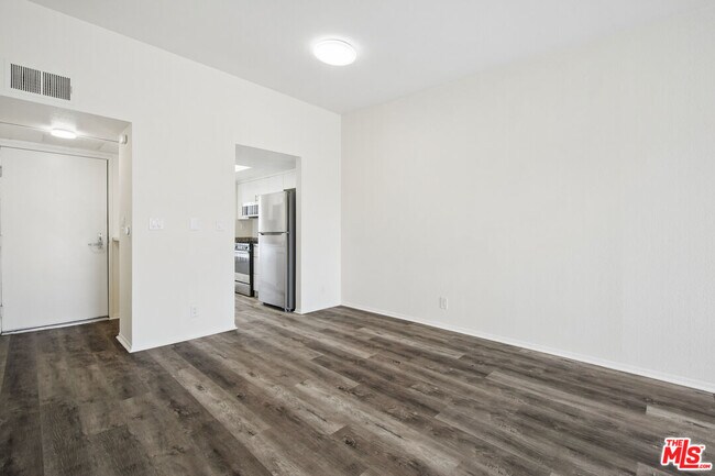 Building Photo - 870 S Crenshaw Blvd