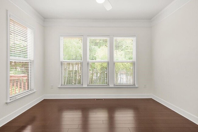 Building Photo - 2550 Sibley Dr