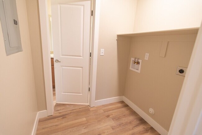 Building Photo - Beautiful Middle Floor Condo in Springville