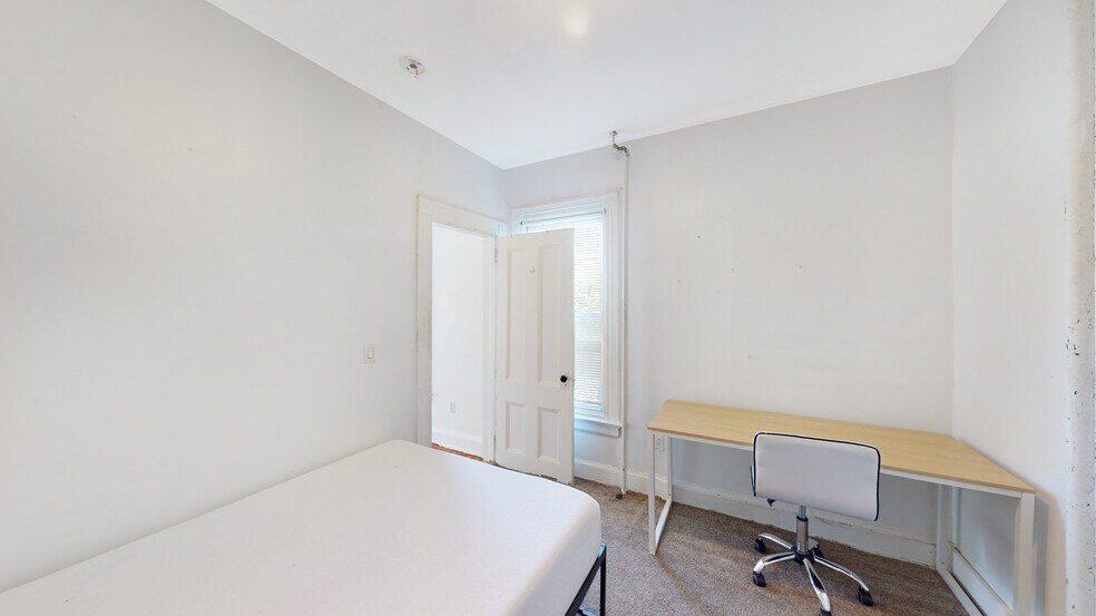 Building Photo - 146 Beethoven St