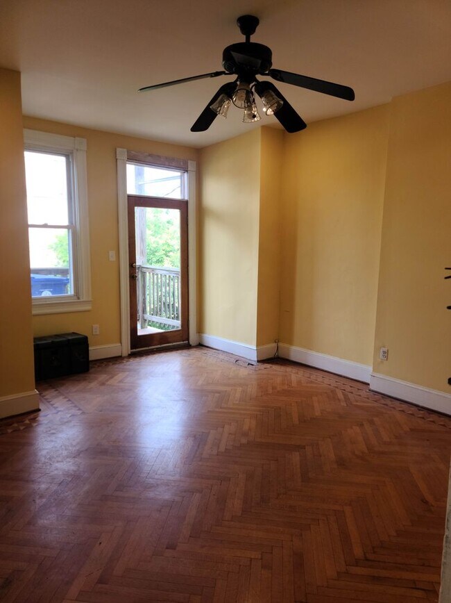 Building Photo - Five Bedroom Townhome with Jacuzzi For Rent!