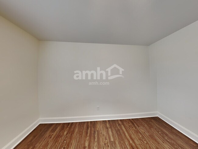 Building Photo - 107 Buster St