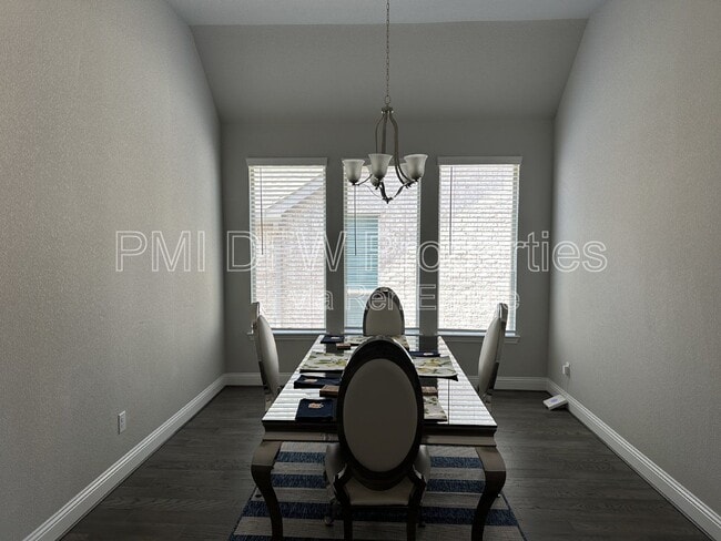 Building Photo - 2222 McMullin Dr