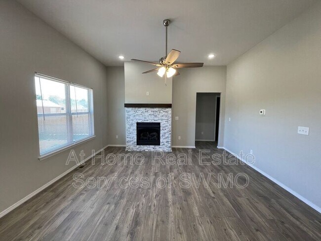 Building Photo - 223 W Canterbury Ln