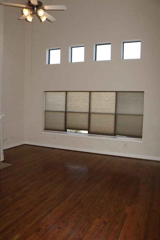 Building Photo - 1046 W 25th St