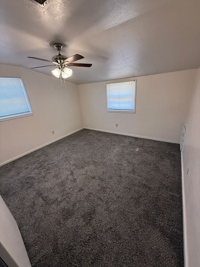 Building Photo - Pre Leasing for fall 2026! 5 bedroom 2 bath by LCU!