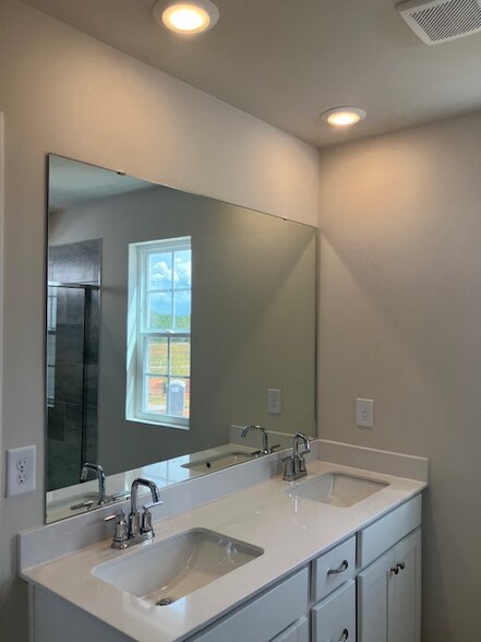 Building Photo - 1820 Bluejay Ln
