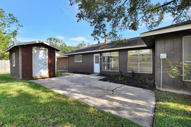 Building Photo - 1311 Oak Hollow Dr