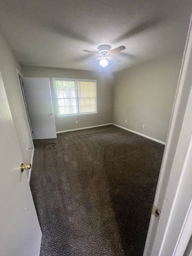 Building Photo - READY NOW!! 2 bedroom 1.5 bathroom in Snel...