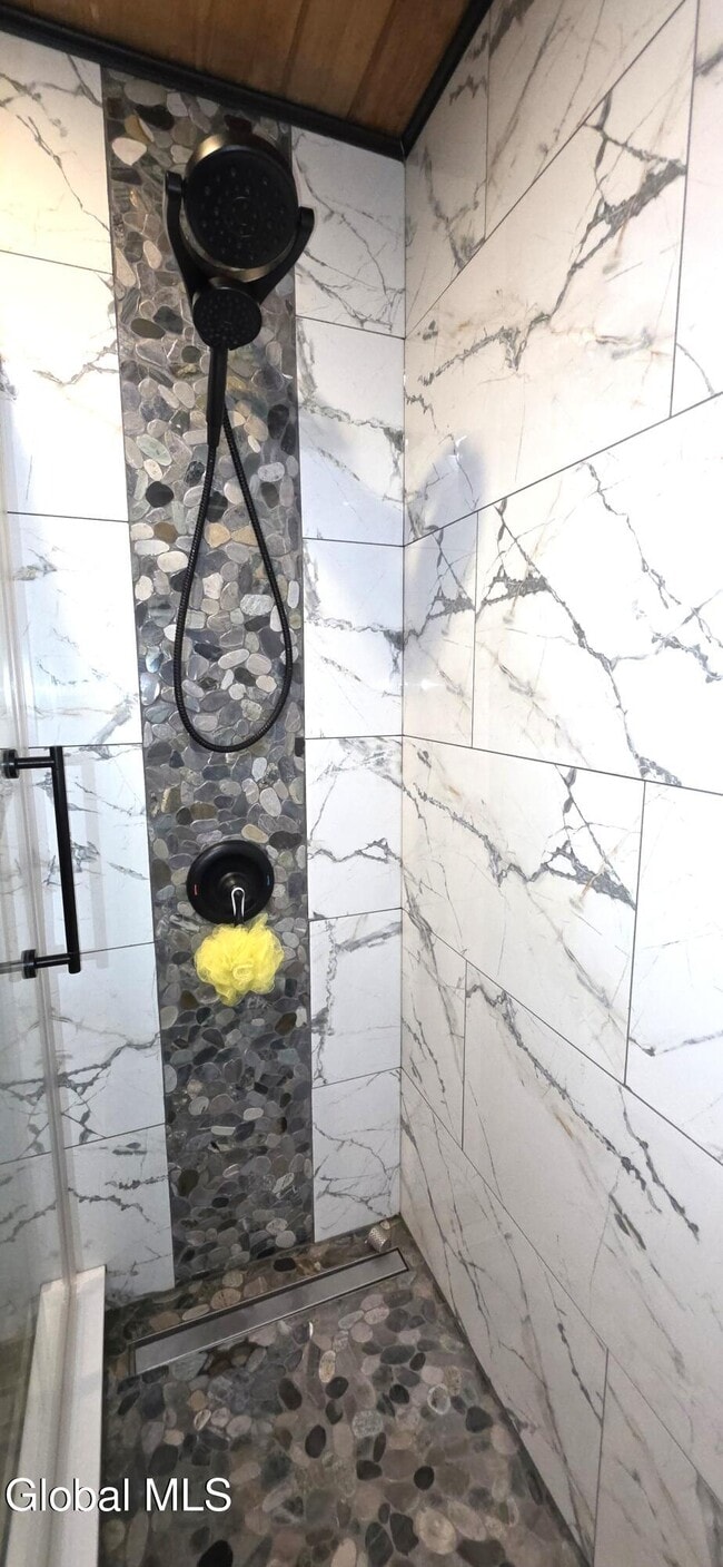 Building Photo - 9 Hemlock Dr