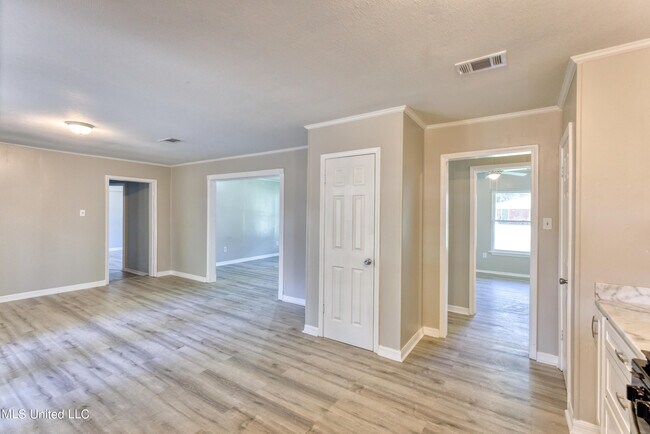 Building Photo - 504 N Island View Ave