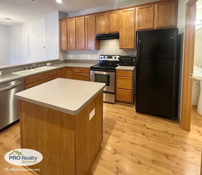 Building Photo - 2 Bedroom Updated Townhome