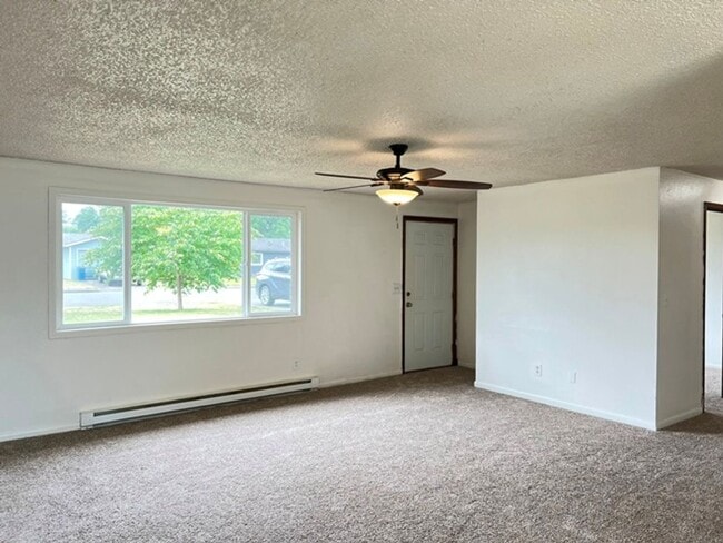 Building Photo - 385 Dianne Ct
