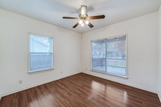 Building Photo - Well Maintained and Great Location!