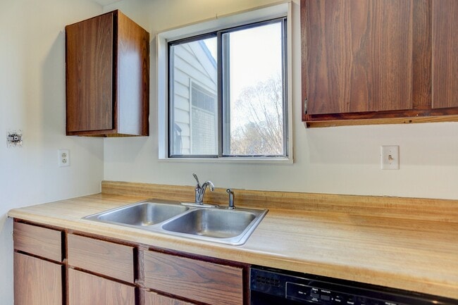 Building Photo - UPDATED 2 BEDROOM CONDO- Available August ...