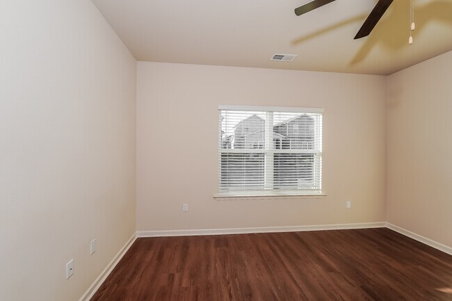 Building Photo - 6048 Rainbow Row