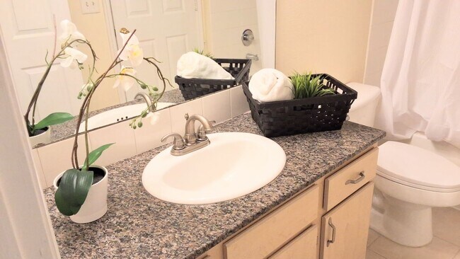 Building Photo - Gorgeous Wood Floors 1/1 condo for RENT @The Crest close to UCF