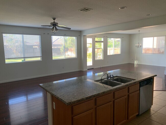 Building Photo - Spacious 4 Bed | 3 Bath Home in Southwest ...