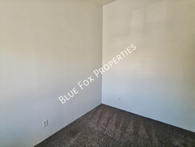 Building Photo - 880 E Peppergrass Ln