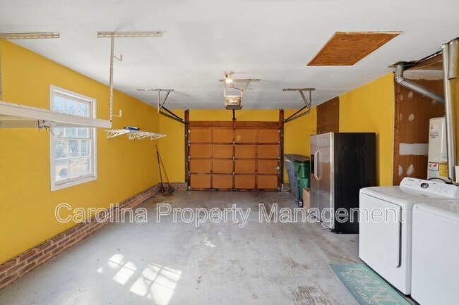 Building Photo - 805 Farm Tree Ln