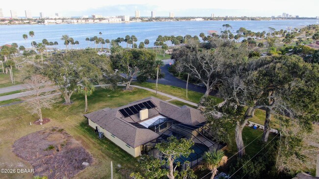 Building Photo - 864 S Beach St