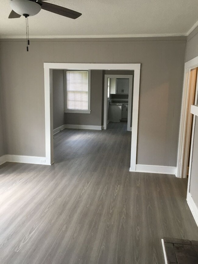 Building Photo - 2/1 House in Celanese $1095