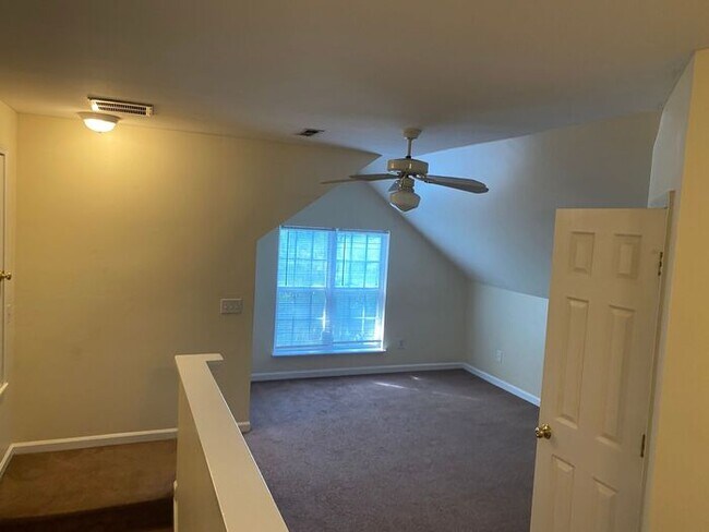 Building Photo - Students Welcome! 4BR home, Open layout, l...