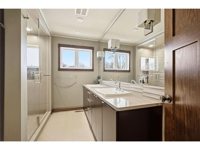 Building Photo - 241 Russell Ave S