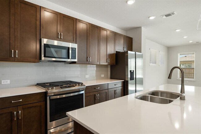 Building Photo - 102 Hedge Grn Holw