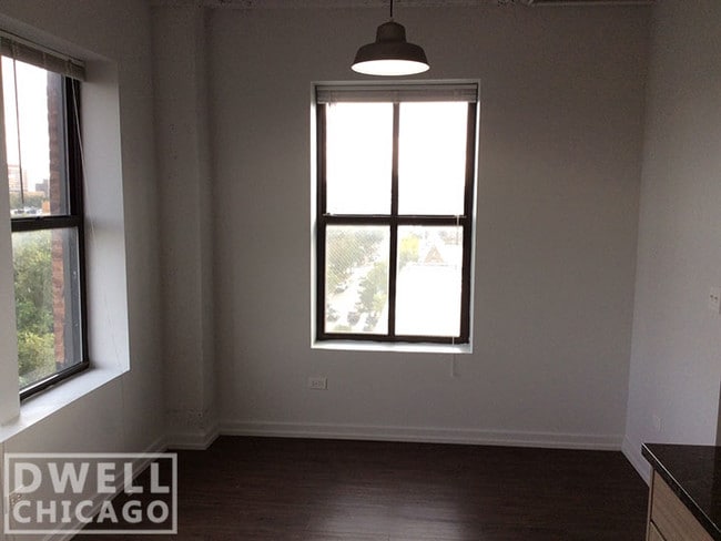 Building Photo - 1305 W Wilson Ave