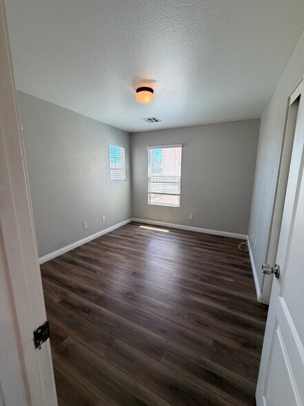 Building Photo - 9521 Grand Fir Ct