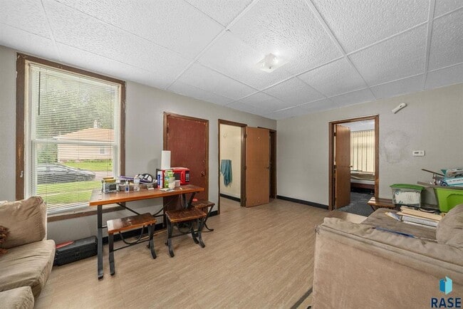 Building Photo - 902 W 8th St