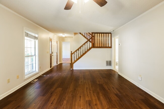 Building Photo - 6858 Creekwood Dr