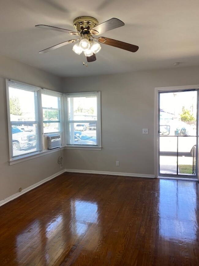 Building Photo - Large 2 Bedroom, 1 Bath with Parking and L...