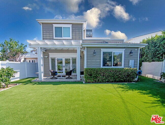 Building Photo - 2947 Kelton Ave