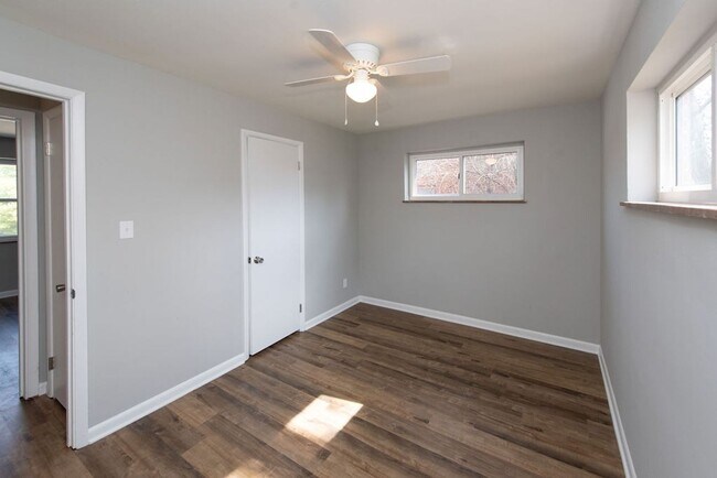 Building Photo - COVEDALE - 3+ bedroom brick cape cod  with one garage built in garage