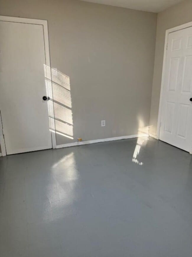 Building Photo - Newly Renovated House on a quiet Street