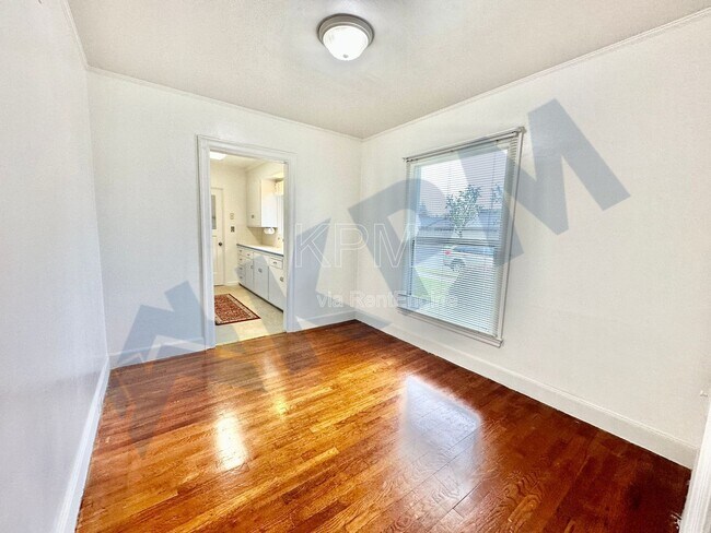 Building Photo - 875 W Alpine Ave