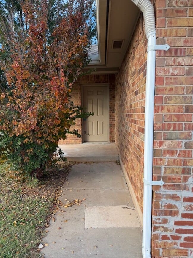 Building Photo - Updated Duplex - Mustang Schools - Open Fl...